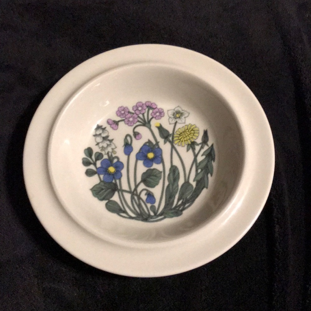 Vintage Arabia of Finland Flora plate - EUC